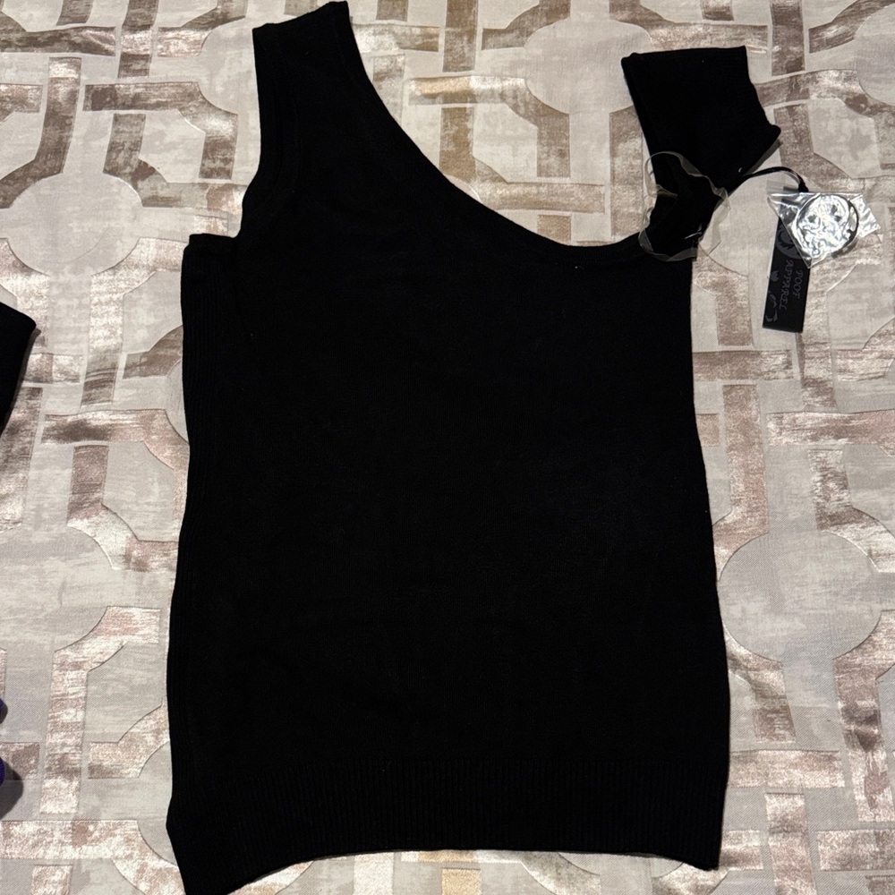 Poof Excellence Black One-Shoulder Top